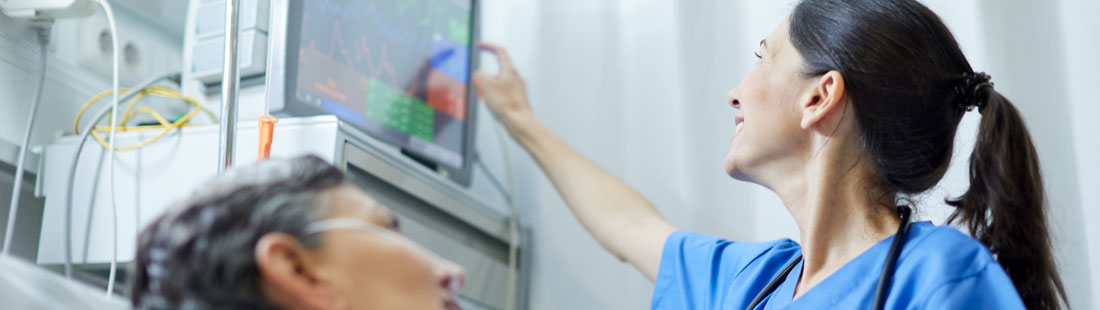 Doctor looking at patient vital information in the monitor displaying one of the applications of the Laird SOM 8M